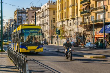 ATHENS, GREECE, ARALIK - 2019 - Ana Cadde, Atina, Yunanistan 'da şehir günü sahnesi 