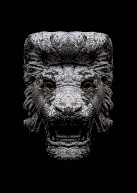 Önden bakınca tüyler ürpertici aslan başı heykeli siyah arkaplanda izole edilmiş bir fotoğraf.