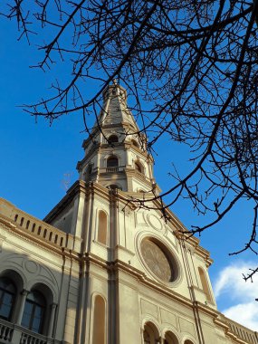 Düşük açılı dış çekim, Assisi Katolik Kilisesi, Montevideo Şehri, Uruguay 'dan Francis' i vurdu.