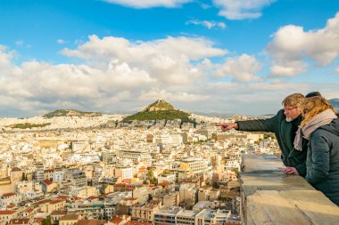 ATENS, GREECE, JANAURY - 2021 - Akropolis Hill, Atina, Yunanistan 'dan havacılık sporları şehir manzarası