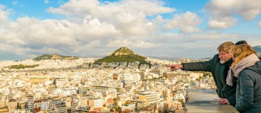 ATENS, GREECE, JANAURY - 2021 - Akropolis Hill, Atina, Yunanistan 'dan havacılık sporları şehir manzarası