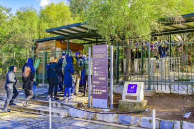 ATENS, GREECE, HAZİRAN - 2020 Akropolis sitesinde kayıt ve bilet bölgesi, Atina, Yunanistan