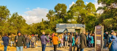 ATENS, GREECE, HAZİRAN - 2020 Akropolis sitesinde kayıt ve bilet bölgesi, Atina, Yunanistan
