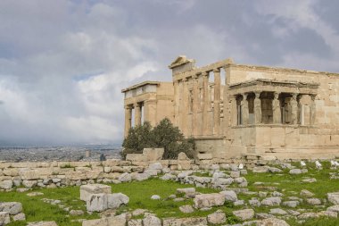 Akropolis sahasındaki ünlü erektheum tapınağı, Atina, Yunanistan