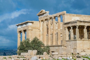 Akropolis sahasındaki ünlü erektheum tapınağı, Atina, Yunanistan