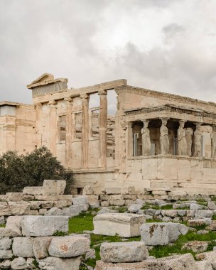 Akropolis sahasındaki ünlü erektheum tapınağı, Atina, Yunanistan