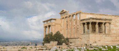 Akropolis sahasındaki ünlü erektheum tapınağı, Atina, Yunanistan