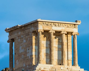 Akropolis sahasındaki ünlü Athena Nike tapınağı, Atina, Yunanistan