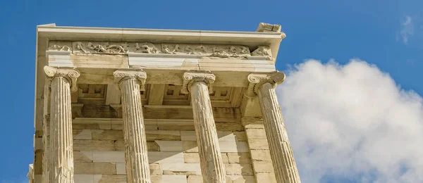 ギリシャアテネアクロポリス遺跡の有名なアテナ二ケ寺 — ストック写真
