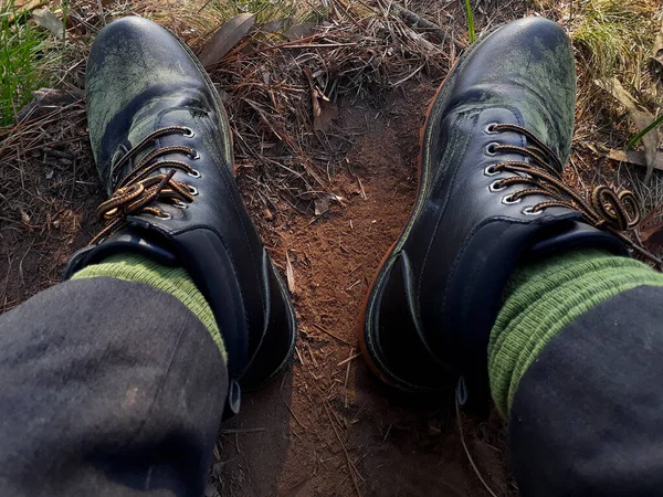 Top Vista Botas Sujas Sobre Solo Floresta — Fotografia de Stock