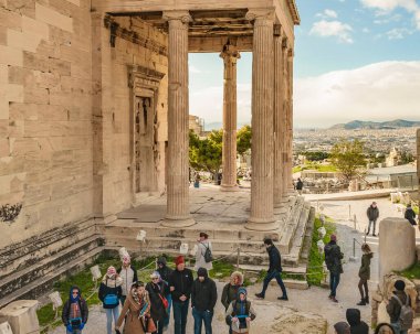 ATENS, GREECE, JANAURY - 2020 - Akropol sahasında kalabalık, Atina, Yunanistan
