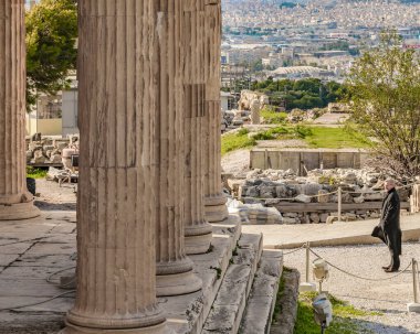 ATİNA, GREECE, JANAURY - 2020 - Akropol sahasında büyük sütunlar, Atina, Yunanistan