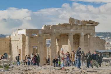 ATENS, GREECE, JANAURY - 2020 - Akropol sahasında kalabalık, Atina, Yunanistan