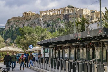 ATENS, GREECE, HAZİRAN - 2020 - Atina 'nın tarihi merkezinde şehir kış sahnesi, Yunanistan