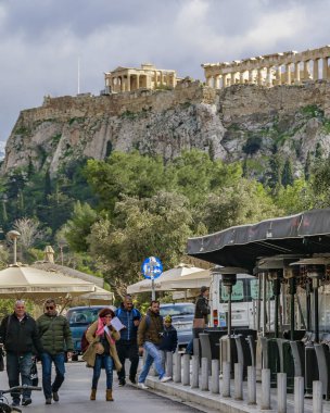 ATENS, GREECE, HAZİRAN - 2020 - Atina 'nın tarihi merkezinde şehir kış sahnesi, Yunanistan