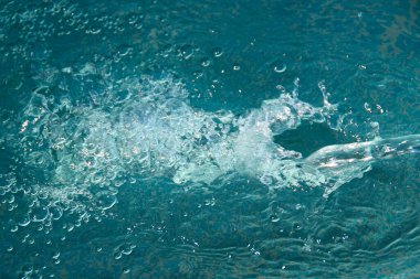 En üstteki görüntüde düşen su yakın çekim fotoğrafı