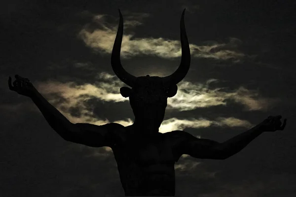 Silueta Minotauro Escena Oscura Sobre Fondo Cielo Nublado Nocturno —  Fotos de Stock