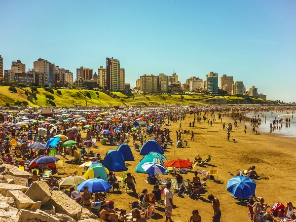 Spiaggia affollata a Mar del Plata — Foto Stock
