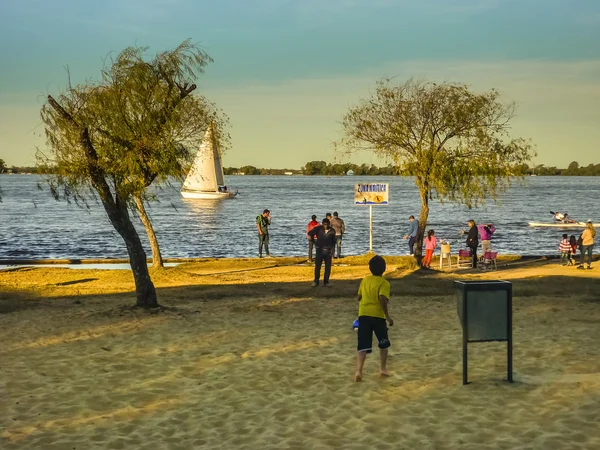 Les gens profitent d'une belle journée à la plage de Rosario — Photo