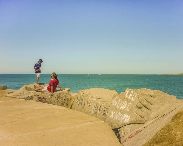 Pai e filho observando o mar — Fotografia de Stock