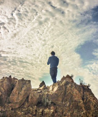 Yüksek dağ üzerinde genç adam