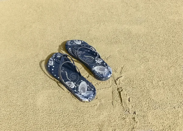 砂の中のクールなサンダル — ストック写真