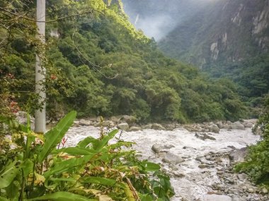 Urubamba Nehri arasında dağlar