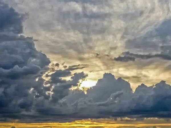 Ουρανός με μεγάλα σύννεφα και ο ήλιος πίσω — Φωτογραφία Αρχείου