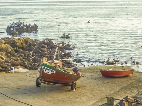 锚地的老渔船 — 图库照片