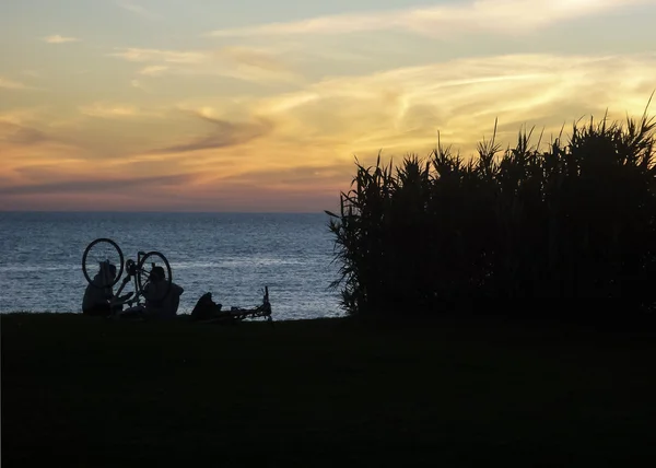 Duas mulheres assistindo o pôr do sol — Fotografia de Stock