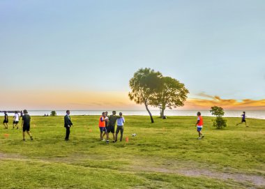 Yetişkin arkadaş Parkı'nda futbol oynamak