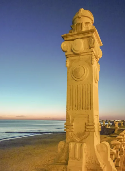 Coluna ornamentada na praia — Fotografia de Stock