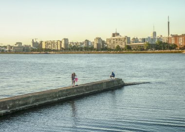 dalgakıran Montevideo'da insanlarda