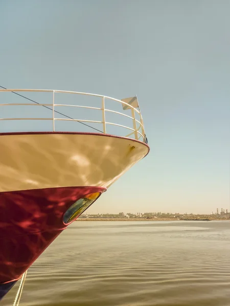 เรือ Anchored ในท่าเรือ — ภาพถ่ายสต็อก