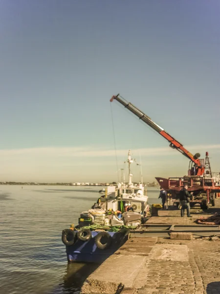 モンテビデオ港商業ボート — ストック写真