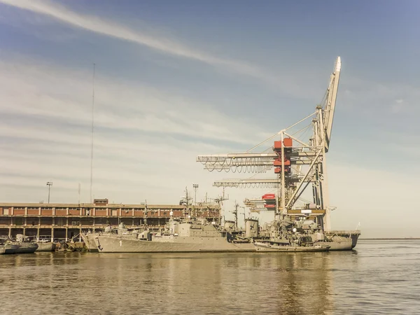 Militar navio no porto de Montevidéu — Fotografia de Stock