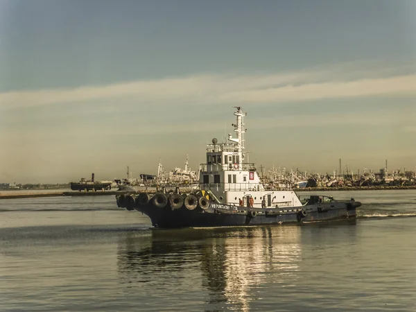 Commerciële boot in de haven van Montevideo — Stockfoto