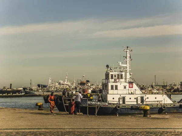 Kommersiella båt i Montevideo hamn — Stockfoto