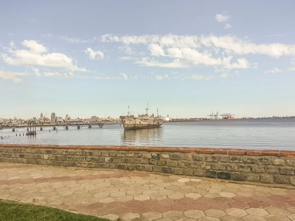 Schiff im Hafen von Montevideo verlassen — Stockfoto