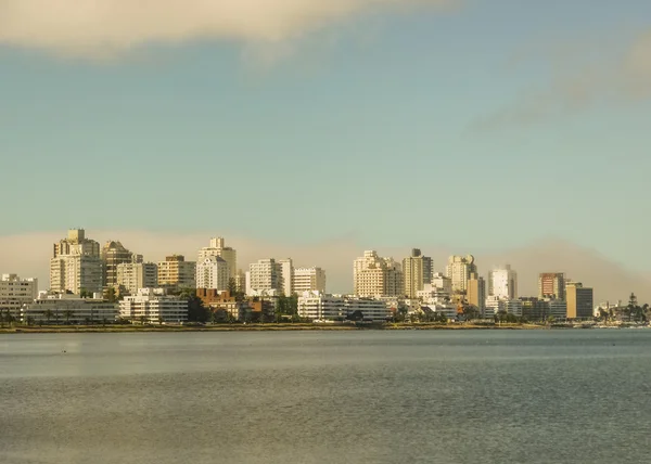 Byggnader vid kusten i Punta del Este — Stockfoto