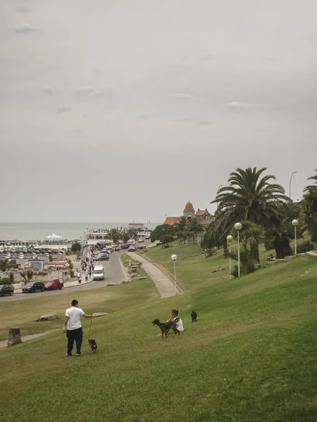 Menschen im Park in mar del plata — Stockfoto