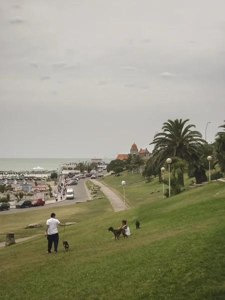 Människor på Park i Mar del Plata — Stockfoto