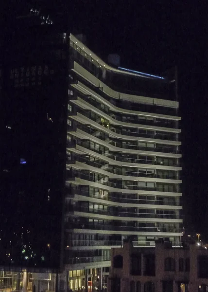 Vista urbana da cena moderna da noite do edifício — Fotografia de Stock