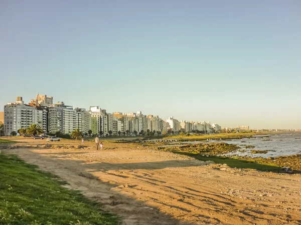 Пляж и здания Монтевидео — стоковое фото