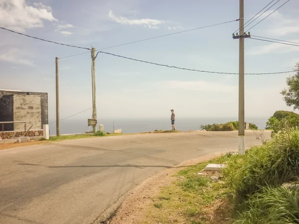 Hombre solitario mirando en las alturas —  Fotos de Stock