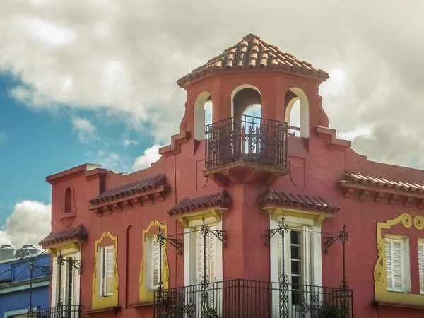 Casa de estilo colonial Vista de ángulo bajo — Foto de Stock