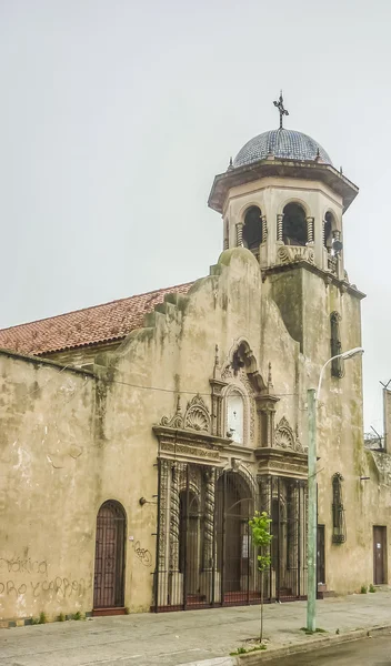 Заброшенная церковь в городе — стоковое фото