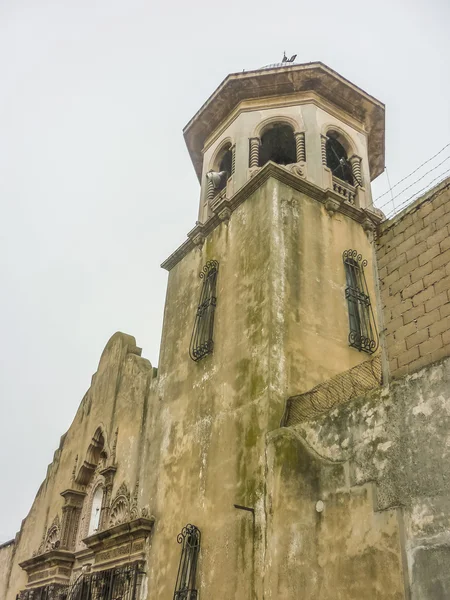 Igreja abandonada na cidade — Fotografia de Stock