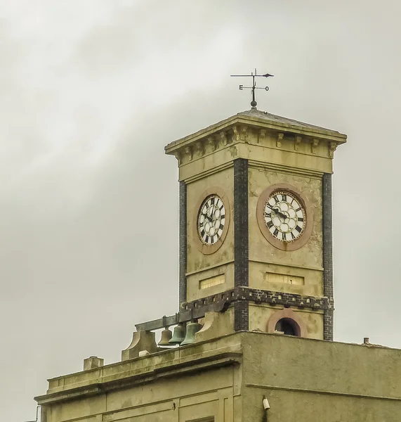 Uhr an der Spitze eines Gebäudes — Stockfoto