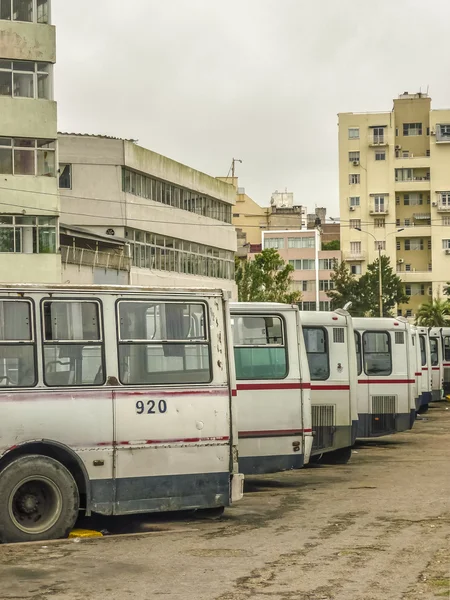 Grupo Estacionado Autobús urbano Pasajeros — Foto de Stock